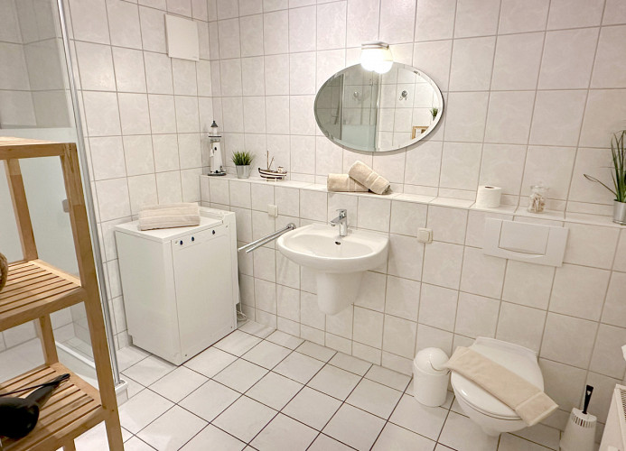 Bad mit Dusche, Waschmaschine und WC