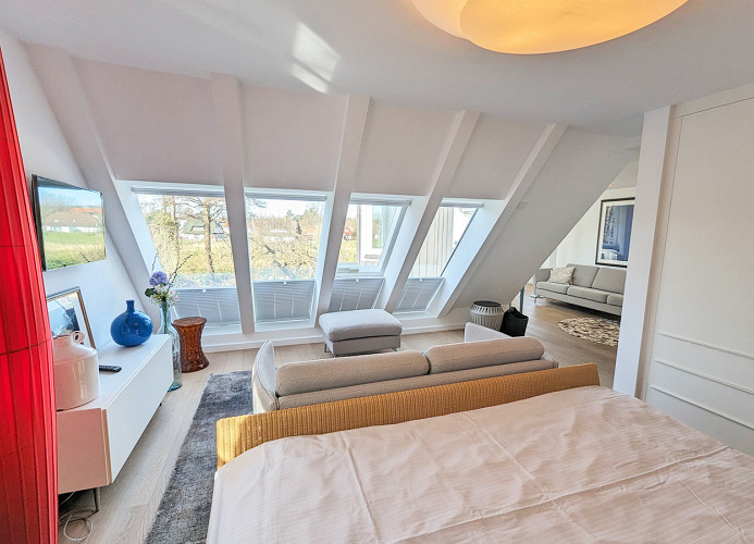 große Fensterfront mit Jalousien