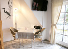 Essecke mit Tisch und 2 Stühlen im Wohnbereich, Stereo-Anlage,  Sat-TV (Flatscreen)
