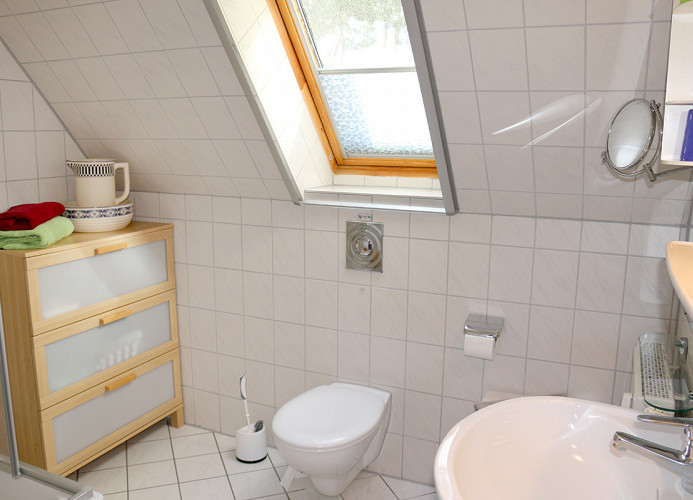 zweites Bad im oberen Bereich mit Dusche und WC