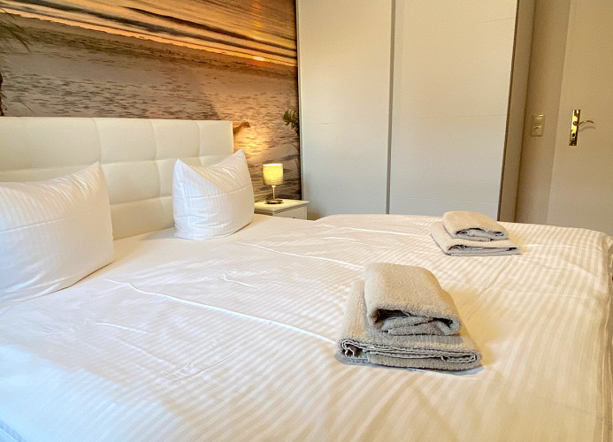 großer Kleiderschrank im Schlafzimmer (Bettwäsche zubuchbar)