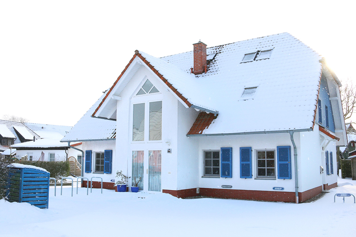 Ansicht des Hauses mit Schnee