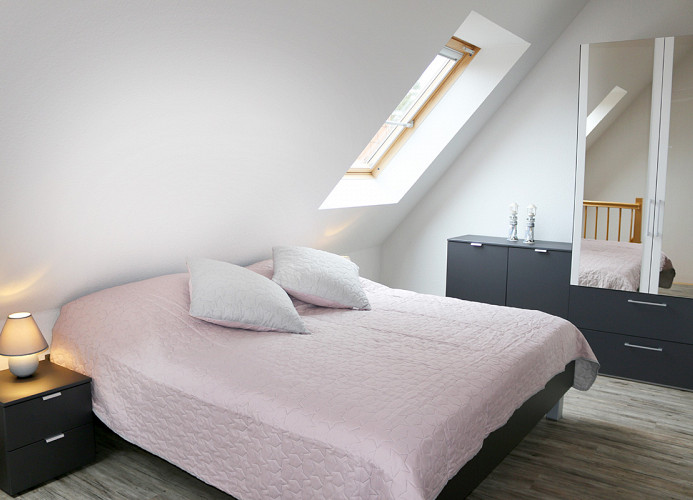 Schlafbereich mit Doppelbett und Kleiderschrank