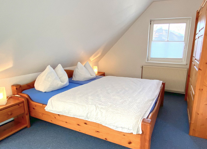 Doppelbett und Kleiderschrank im Schlafbereich