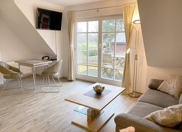 gemütlicher und modern eingerichteter Wohnbereich mit Balkon