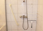 Dusche im Bad mit Halterung an der Wand