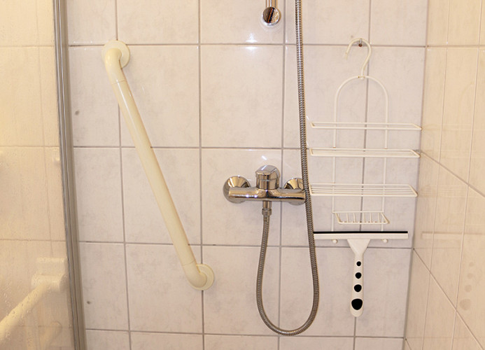 Dusche im Bad mit Halterung an der Wand