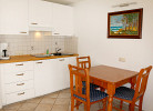 Küchenbereich mit Esstisch und 3 Stühlen