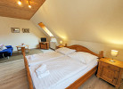 Schlafzimmer II - mit Doppelbett, kleiner Sitzecke und TV