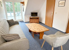 Zimmer mit gemütlicher Sitzecke und TV