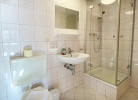 Bad mit Dusche und WC