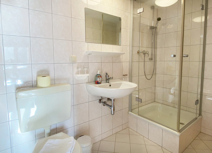 Bad mit Dusche und WC