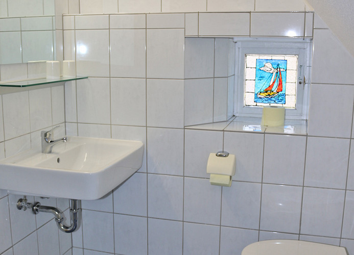 Bad mit Dusche und WC