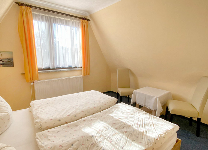 kleine Sitzecke im Schlafzimmer / Bettwäsche und Handtücher sind vorhanden