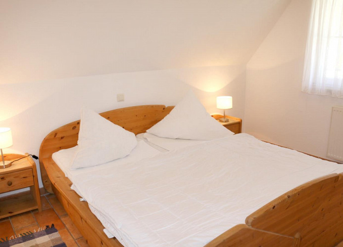 Schlafzimmer mit Doppelbett (Standardgrößen)