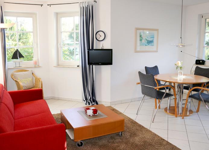 liebevoll eingerichtet und hell gestaltet, Wohnbereich mit gemütlicher Couch, Sat-TV (Flatscreen)
