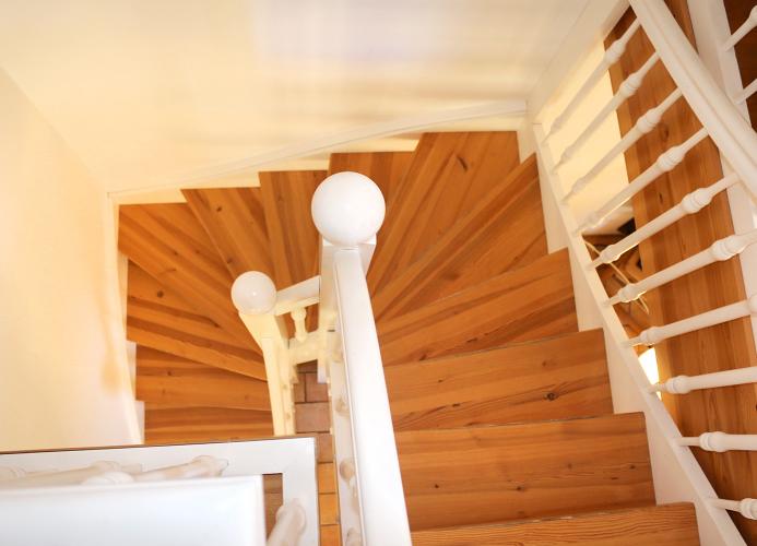 offene Treppe als Verbindung der beiden Etagen (Ober- und Dachgeschoss)