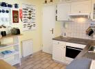 Küche mit Hauswirtschaftsraum/Vorratskammer
