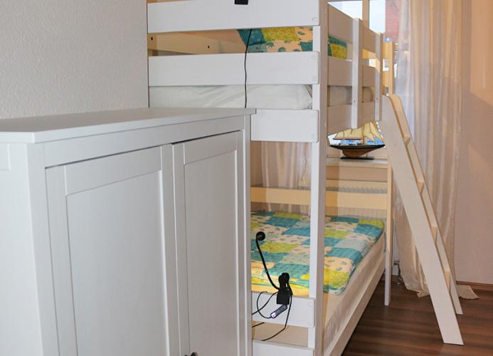 zweites Schlafzimmer mit Etagenbett - ideal als Kinderzimmer, Insektenschutzgitter am Fenster