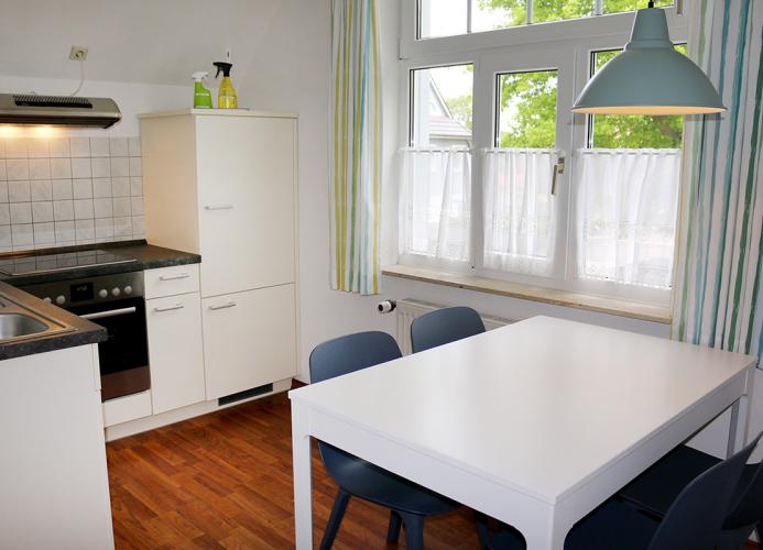 separate Küche mit Esstisch und 4 Stühlen