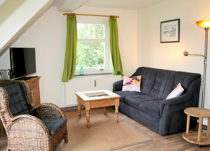 Wohnzimmer mit SAT-TV und Couch zum Ausziehen als Aufbettung für eine weitere Person