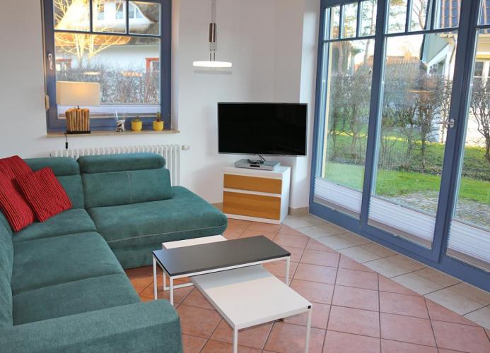 Wohnbereich mit Couch, Flatscreen, Sat-TV, Radio, CD, Schaukelstuhl (Korb)
