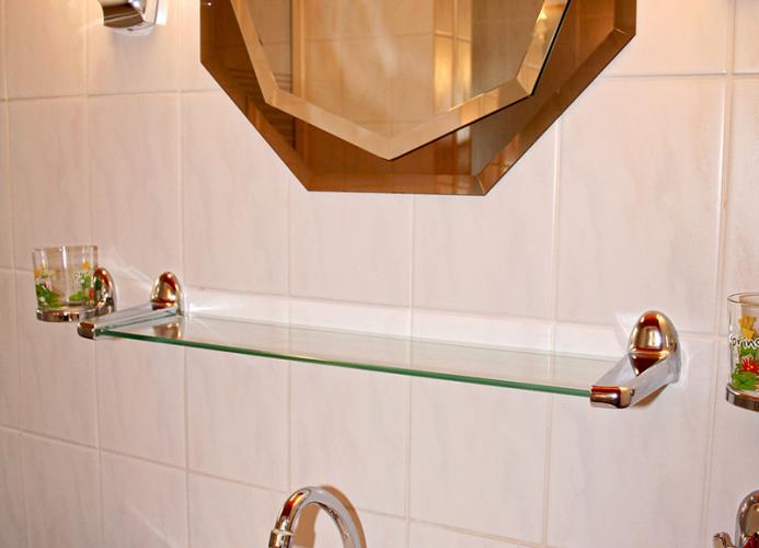 Waschbecken mit Spiegel im Tageslicht-Bad