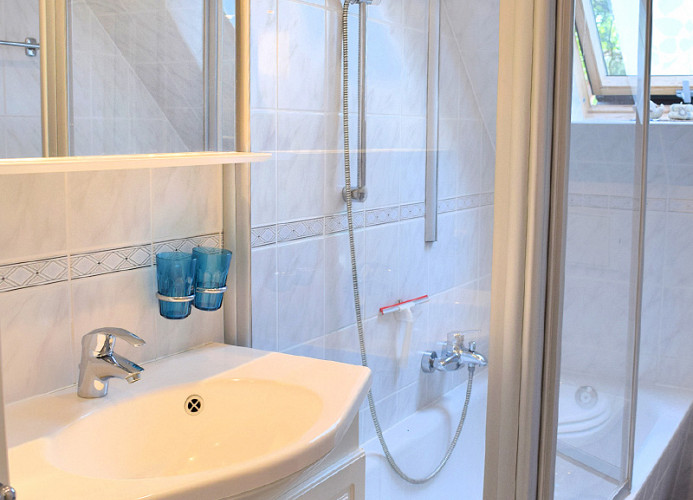 Bad mit Badewanne und WC