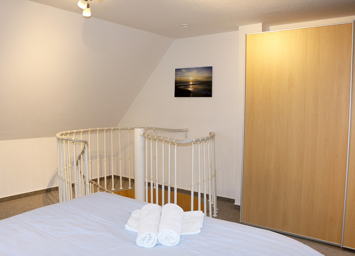großer Kleiderschrank und Zugang zur Wendeltreppe im Schlafzimmer