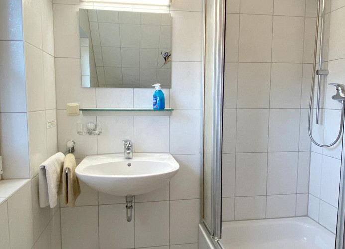 Bad mit Dusche und WC