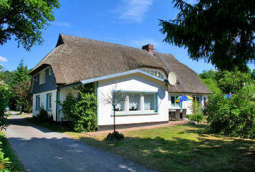 Aussenansicht des alten Reetdachhauses