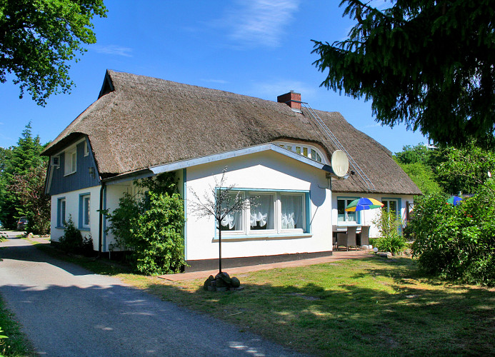 Aussenansicht des alten Reetdachhauses