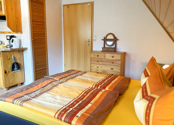 schmaler Lamellen-Einbauschrank als Stauram