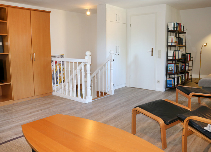 offener Zugang zum Wohnbereich in der unteren Ebene der Wohnung