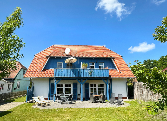 Blick vom Garten zum Haus (Terrasse rechts)