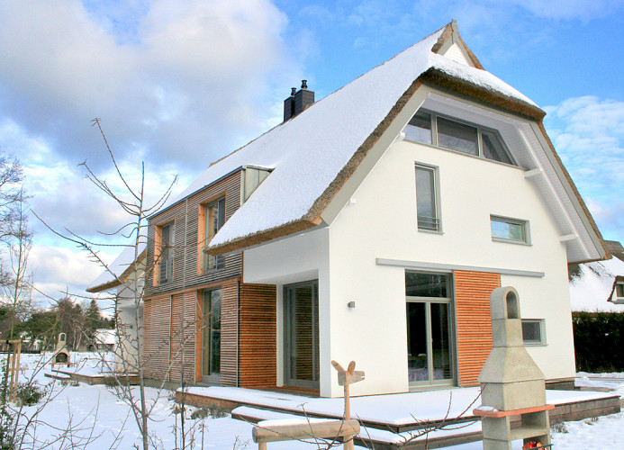 Ansicht des verschneiten Hauses im Winter