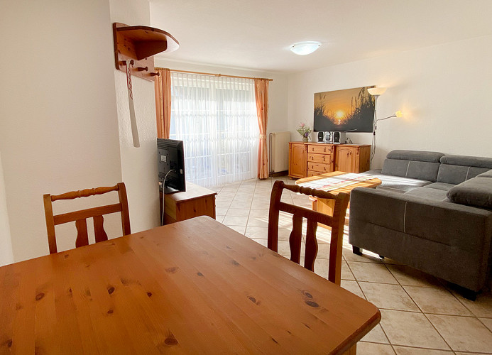 Blick vom Esstisch in den Wohnbereich