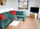 Wohnbereich mit Couch, Flatscreen, Sat-TV, Radio, CD, Schaukelstuhl (Korb)