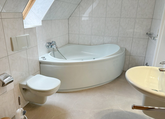 und Eckbadewanne mit Whirl-Funktion