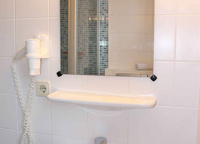 Badezimmer mit Dusche & WC