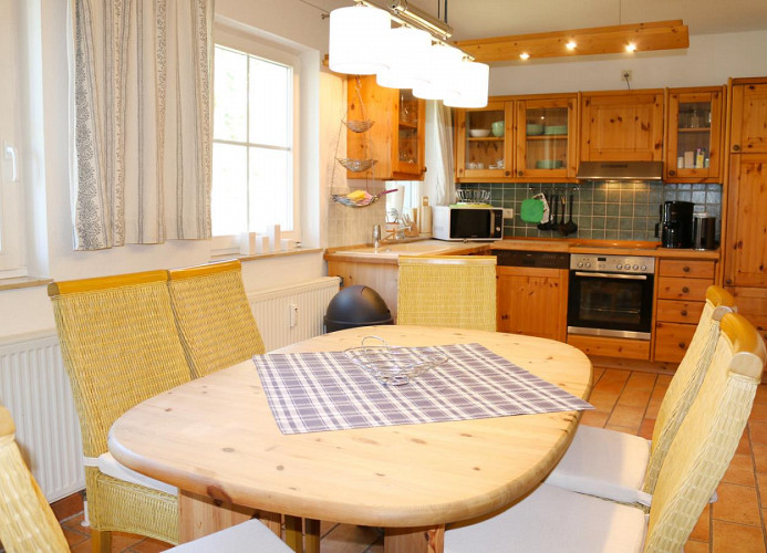 großer Esstisch mit viel Platz und Blick in den Küchenbereich