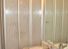 Bad mit Dusche und WC