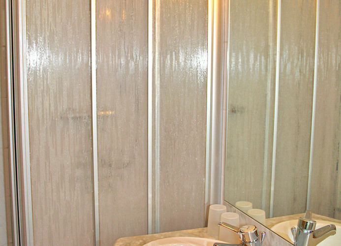 Bad mit Dusche und WC