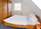 Doppelbett und Kleiderschrank im Schlafbereich