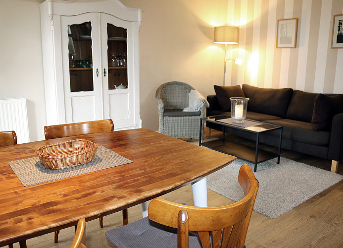 moderner und heller Wohnbereich mit Esstisch