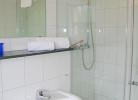 Bad mit Dusche und WC