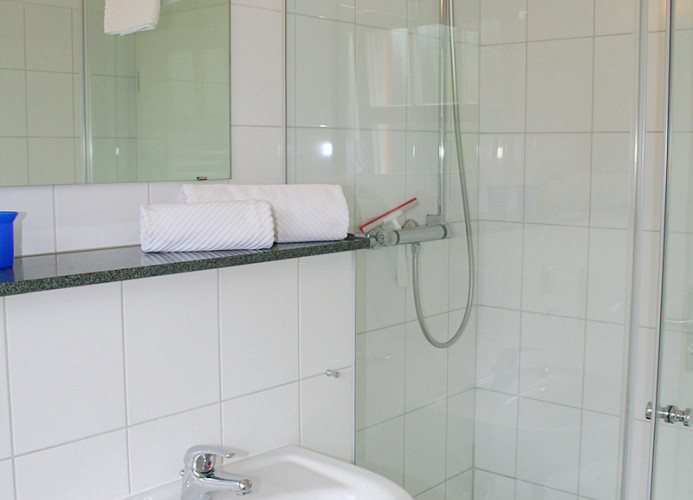Bad mit Dusche und WC
