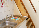 kleine Miniküche mit 2 Plattenherd, Spüle und Kühlschrank / steile Treppe zum Schlafbereich