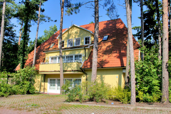Aussenansicht mit 1x PKW-Stellplatz vor dem Haus