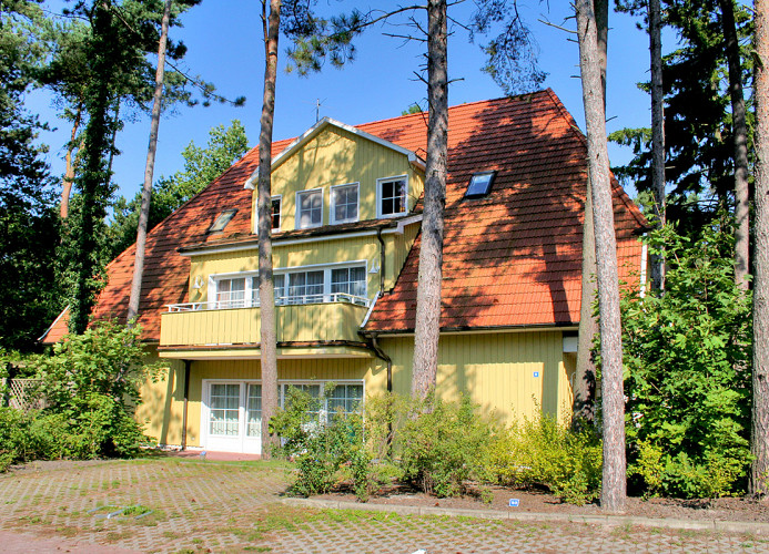 Aussenansicht mit 1x PKW-Stellplatz vor dem Haus